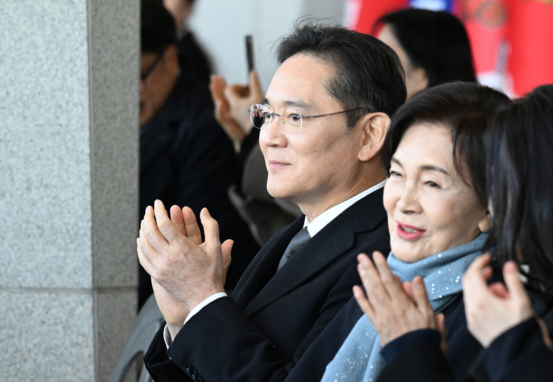 홍라희 관장, 삼성전자 주식 1조 9374억 원 이재용 회장에게 장외 매도