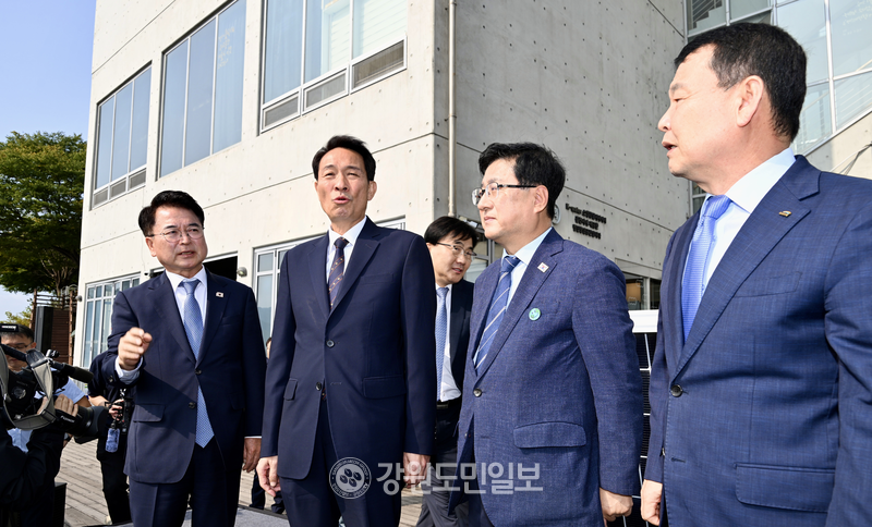▲ ‘소양강댐 수상태양광 비전선포식’에 참석한 육동한 춘천시장, 우상호 강원도지사, 김성환 기후에너지환경부 장관, 윤석대 한국수자원공사 사장(사진 왼쪽부터) 방도겸 기자