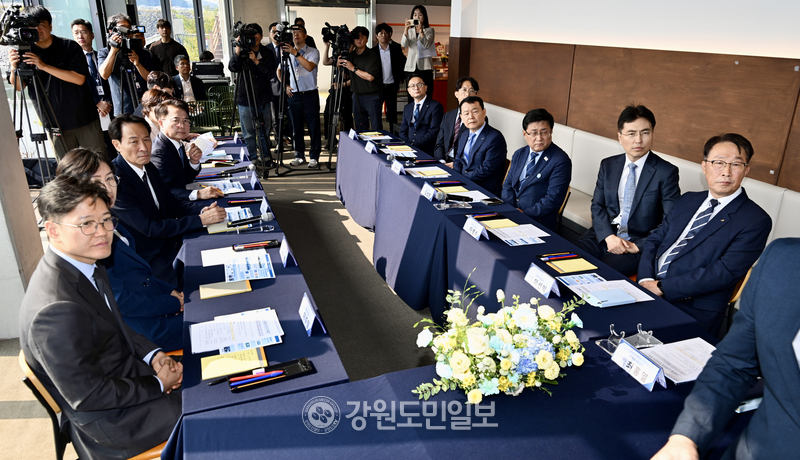 ▲ ‘소양강댐 수상태양광 비전선포식’이 30일 오전 소양강댐 물문화관에서 김성환 기후에너지환경부 장관, 우상호 강원도지사, 육동한 춘천시장, 윤석대 한국수자원공사 사장 등이 참석한 가운데 열렸다. 방도겸 기자