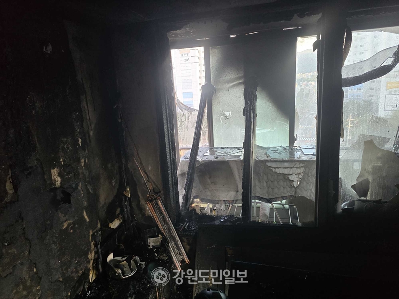▲ 1일 오후 5시 34분쯤 원주시 봉산동의 한 아파트에서 화재가 발생해 소방 당국이 진압한 뒤 내부가 검게 그을렸다. 강원소방본부 제공