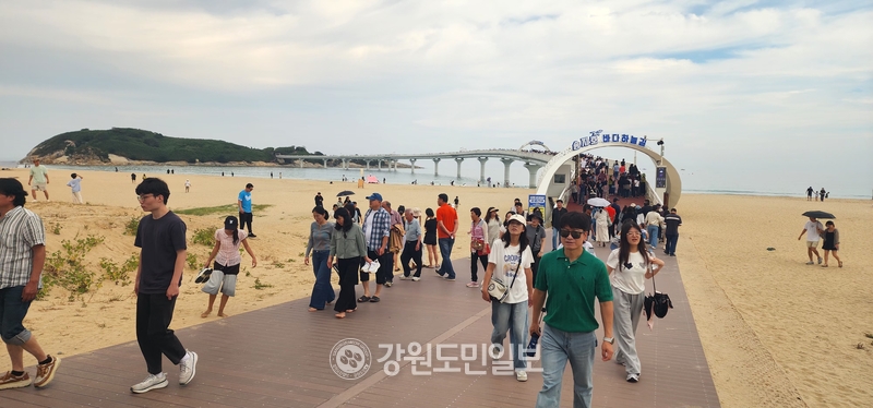 ▲ 고성 송지호 바다하늘길을 탐방하기 위한 관광객들이 잇따라 입장하고 있다. 김주현 기자