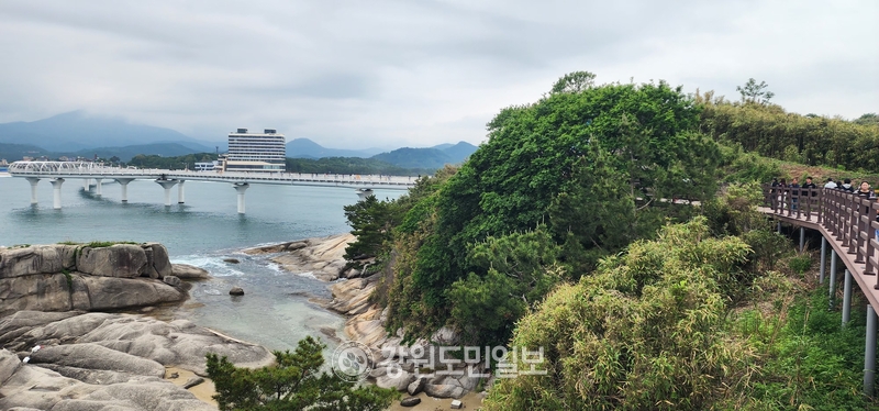 ▲ 송지호 바다하늘길을 둘러보고 돌아오는 길에서 마주하는 해변은 명사십리 그 자체다. 김주현 기자