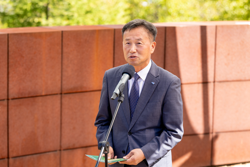 ▲ 산림청 국립수목원과 PLZ페스티벌, 하나를위한음악재단이 2일 양구 국립DMZ자생식물원에서 공동개최한 ‘Peace & Life Story’ 음악회에서 김왕규 양구군수가 축사를 하고 있다.