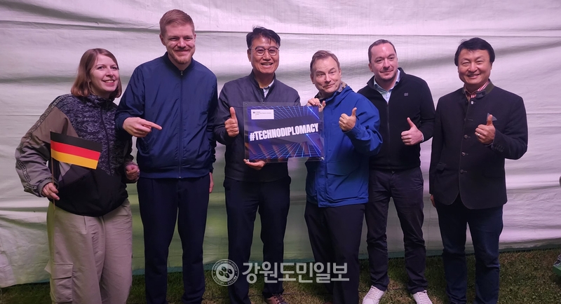 ▲ 함명준 고성군수가 3일 밤 주한독일대사관이 마련된 홍보 부스를 방문해 슈미트 대사와 직원들을 격려했다. 함 군수는 외교는 24시간 잠을 자지 않는다는 격언을 몸소 실천에 옮기며 평화공존 공감대 확산에 총력을 기울이고 있다. 김주현 기자