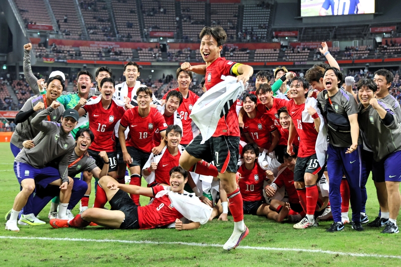 ▲ 한국 아시안게임 남자 축구 국가대표팀 엄지성이 3일 일본 아이치 도요타 스타디움에서 열린 일본과 2026 아이치-나고야 아시안게임 남자 축구 금메달 결정전에서 승리하며 4연패를 달성한 뒤 세리머니를 하고 있다. 연합뉴스