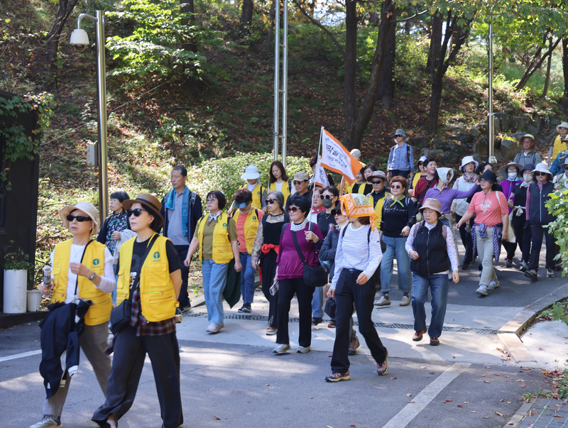 ▲ 천주교 춘천교구 평신도사도직협의회가 9일 양양 일대에서 이광재 티모테오 신부의 삶을 추모하며 순례를 하고 있다.