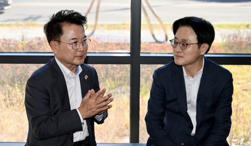 기재부 선후배 육동한 시장·김정관 장관, 춘천서 재회 - 뉴스 썸네일 이미지