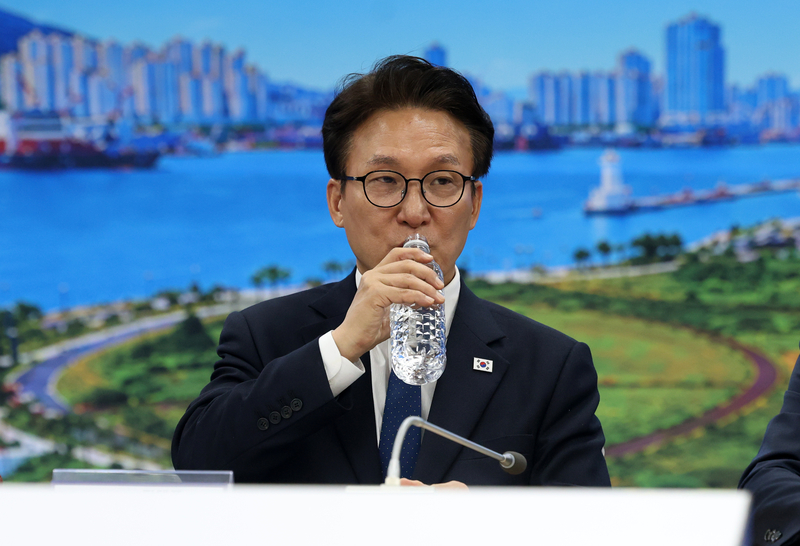 가수 공연 중 무대 난입해 인사? 민주당 김민석 대표 공식 사과
