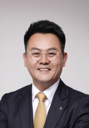 [새의자] 김준성 재경홍천고동문회장 - 뉴스 썸네일 이미지