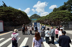 대통령 집무실 복귀 예정된 청와대, 탐방로 전면 보수공사 착수