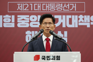 [속보] 또 큰절한 김문수 “당 대표에 욕심 없어…자리 다툼할 때 아냐”