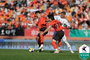 강원FC, ‘챔피언’ 상대로도 이어진 ‘강릉 불패’…2회 연속 아챔 진출 불씨 살렸다