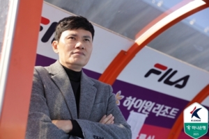 ‘강릉 불패’ 강원FC 정경호 감독 “포기하지 않고 더 큰 목표 향해 가겠다”