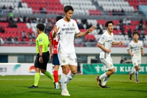 ‘예비역 박상혁 천금골’ 강원FC, 김천상무 꺾고 상승세 탔다