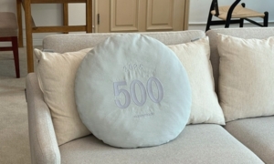 500만원 담긴 돈방석 앉아보실래요?…화폐 부산물 활용 굿즈 눈길