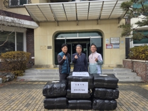 춘천시족구협회, 밀알재활원에 침대 패드 전달