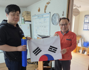 춘천 삼익 1차 아파트 입주자대표회의, 개천절 앞두고 입주민 대상 태극기 나눔