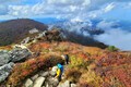 설악산 첫 단풍 즐기는 등반객